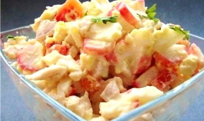 Салат с курицей, крабовыми палочками и сладким перцем