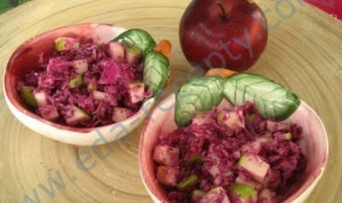 Салат с изюмом и красной капустой