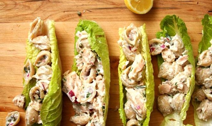 Салат с пастой и лососем