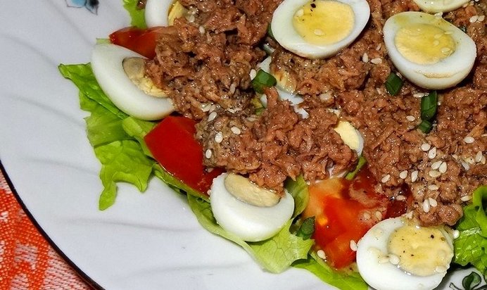 Салат с тунцом и перепелиными яйцами