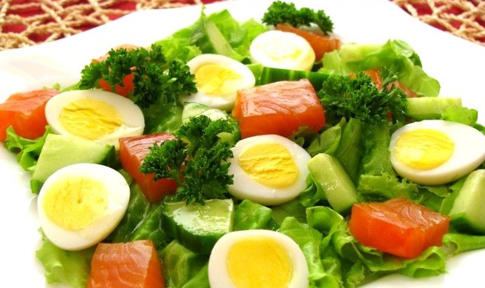 Салат с горбушей, огурцами и яйцами