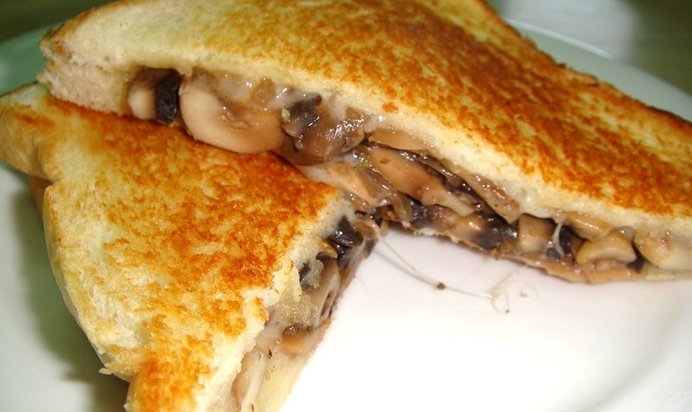 Тосты с сыром и грибами