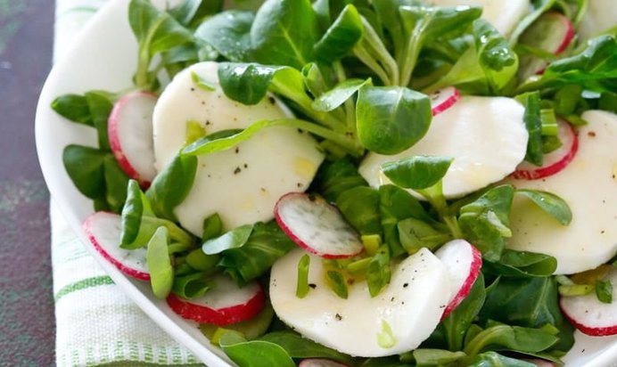 Весенний салат с редисом и моцареллой