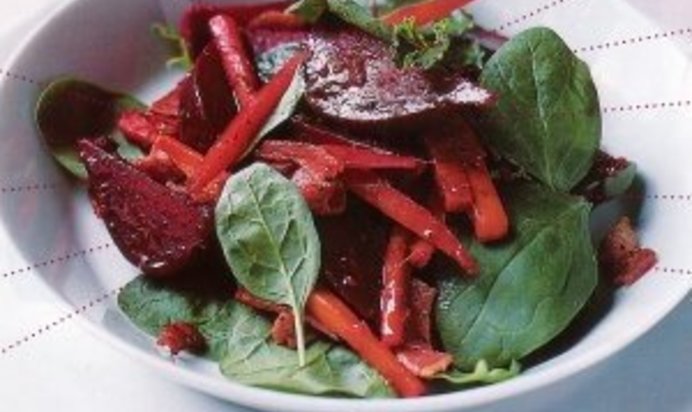 Пряный свекольный салат с беконом