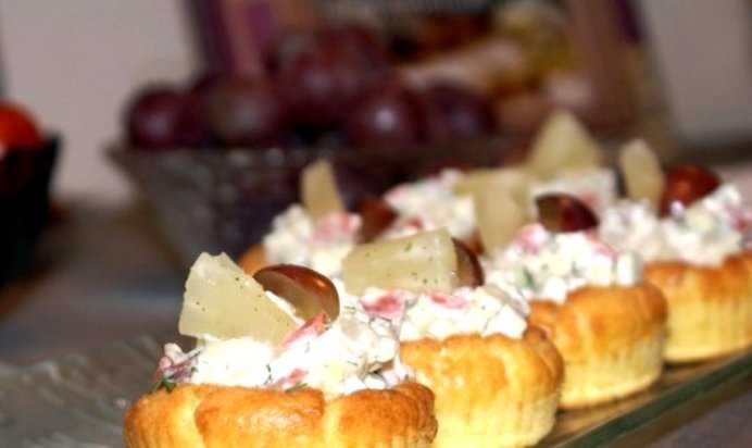 Салат с соленой красной рыбой