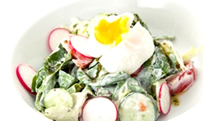 Весенний салат с редисом и яйцом пашот