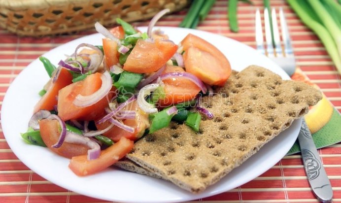 Салат с помидорами