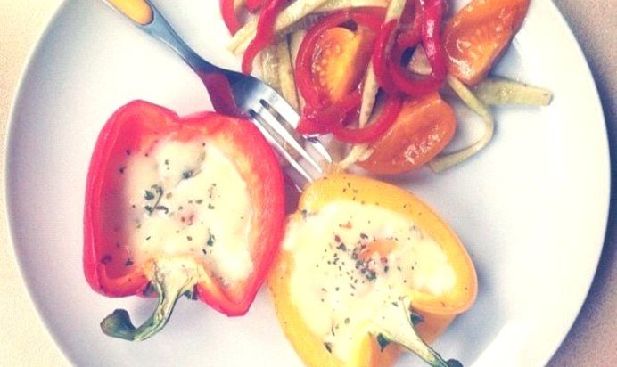 Яйца, запеченные в перце под моцареллой, и теплый овощной салат