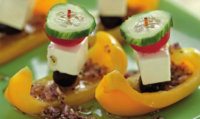 Греческий салат на шпажке в лодочке из перца