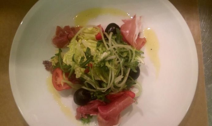 Салат с пармской ветчиной