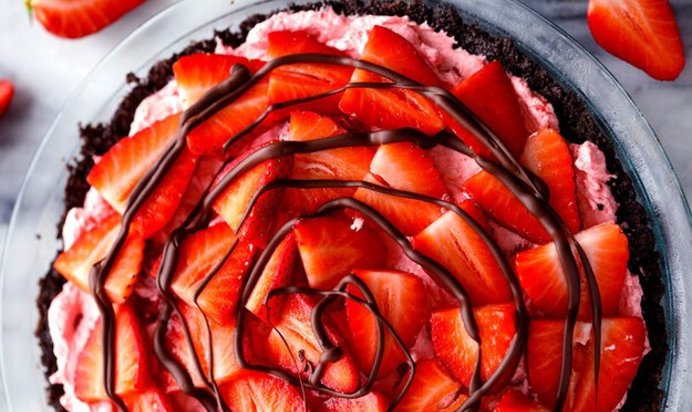 Шоколадно-клубничный торт без выпечки