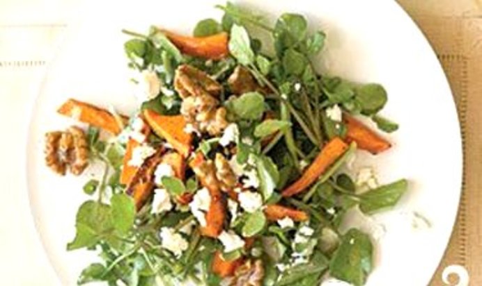 Салат из сладкого картофеля с орехами и сыром