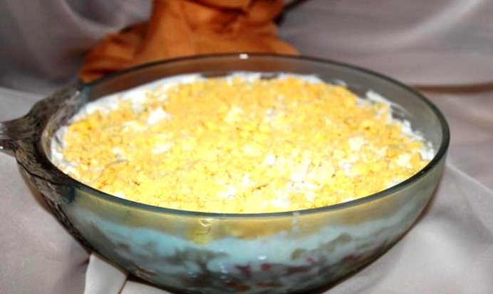 Слоеный салат с крабовыми палочками