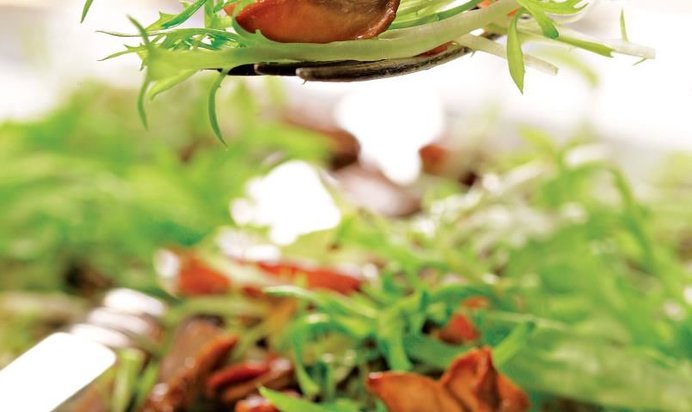Теплый салат из запеченных лесных грибов, фризе и бекона от Стюарта Гиллиса