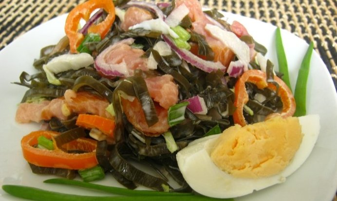Салат с морской капустой и семгой