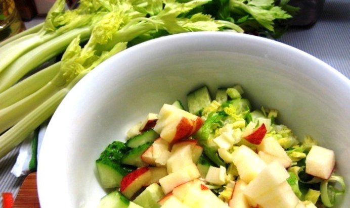 Легкий салат с сельдереем, куриным филе и яблоками