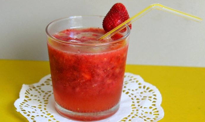 Клубнично-апельсиновый коктейль с мартини