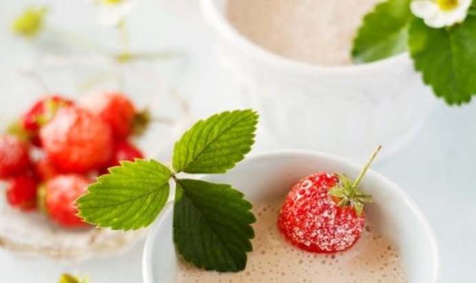 Бананово-клубничный утренний молочный коктейль