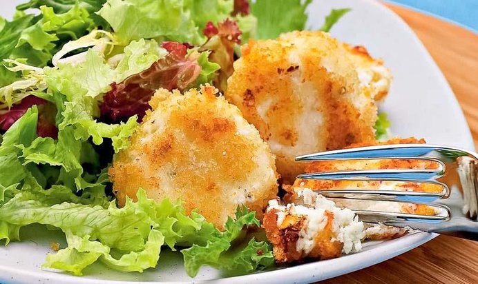 Жареный шевр с салатными листьями