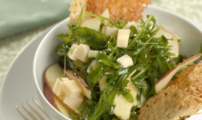 Салат с вафлями из пармезана