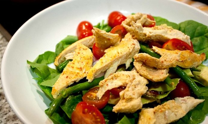 Салат с курицей и зеленью