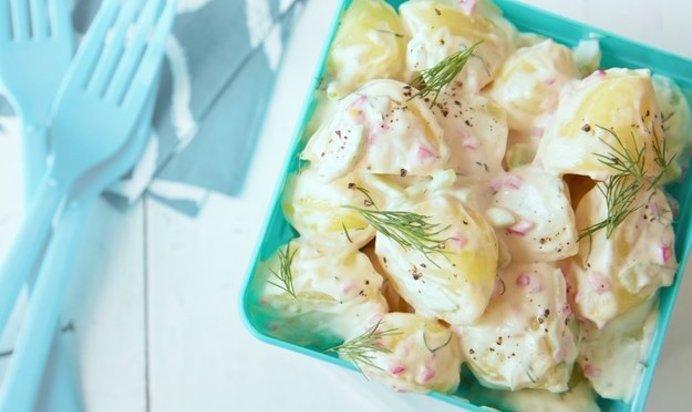 Шведский салат с картофелем, яблоком и сельдью
