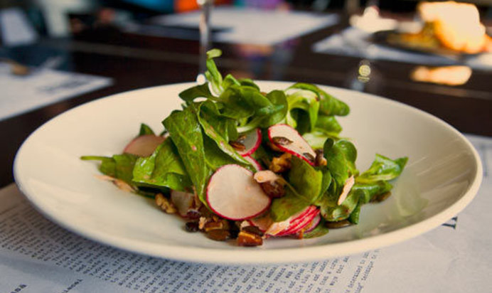 Салат из копченого лосося