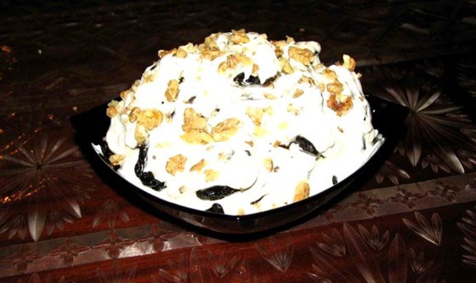 Салат из чернослива с орехами