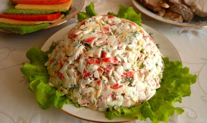 Салат с крабовыми палочками и сыром