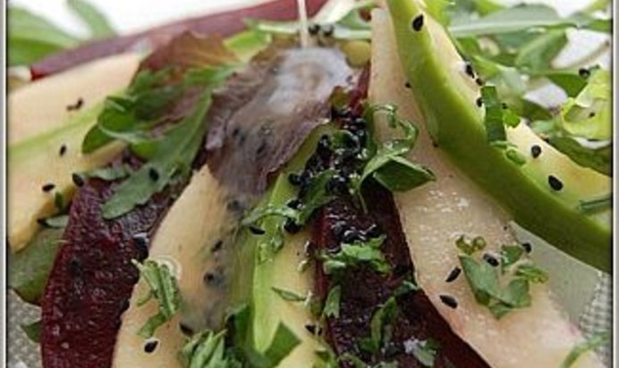 Салат из свеклы с грушей и авокадо