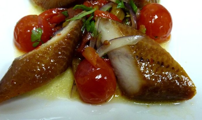 Салат с копченным угрем и вялеными помидорами