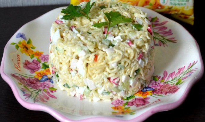 Салат из быстрорастворимой лапши