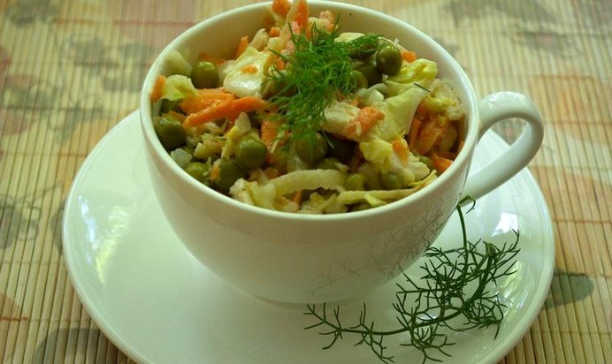 Хрустящий салат с курицей и овощами