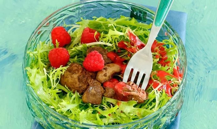 Салат с куриной печенкой и малиновым соусом