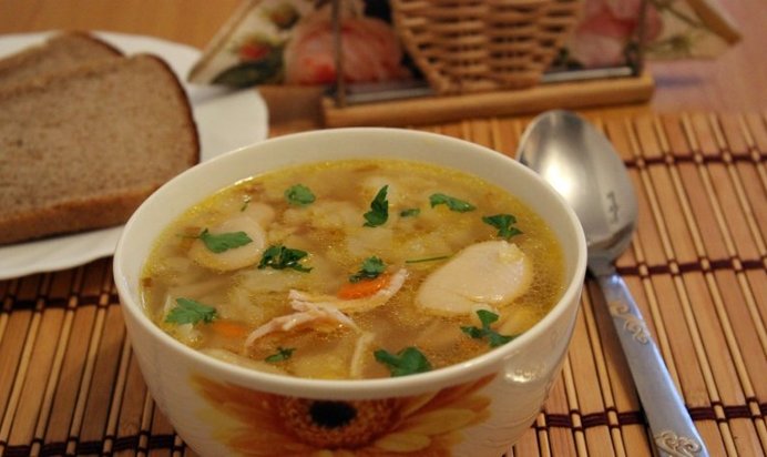 Щи со свежей капустой и лимской фасолью на курином бульоне