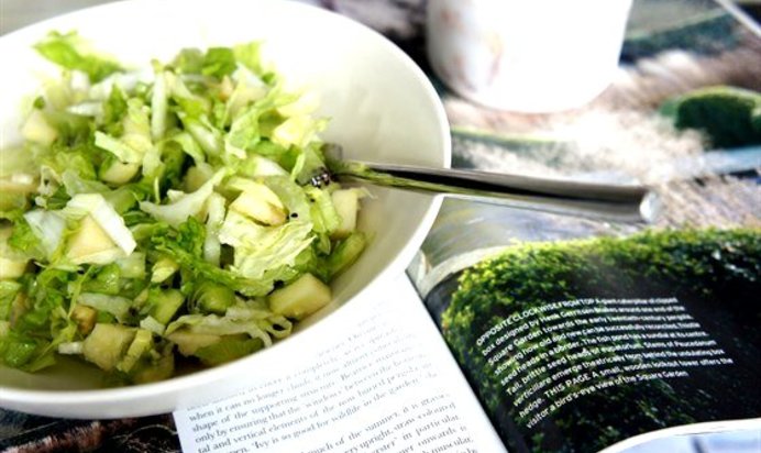 Салат с сельдереем и фруктами