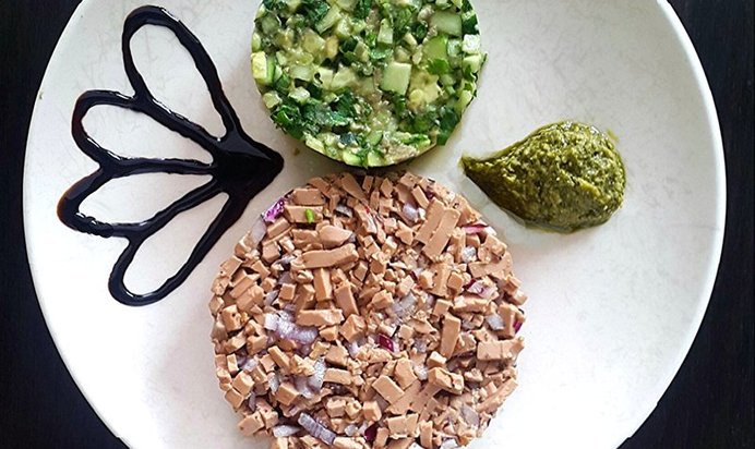 Тар-тар из печени трески с зеленым салатом