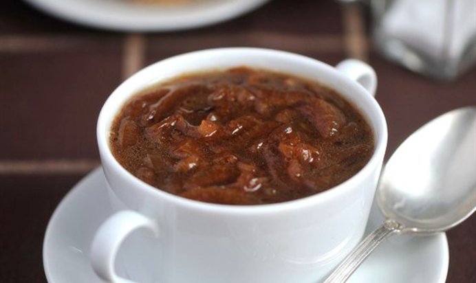 Французский луковый суп с тимьяном и сырными тостами