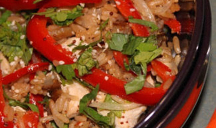 Теплый салат с рисом и курицей