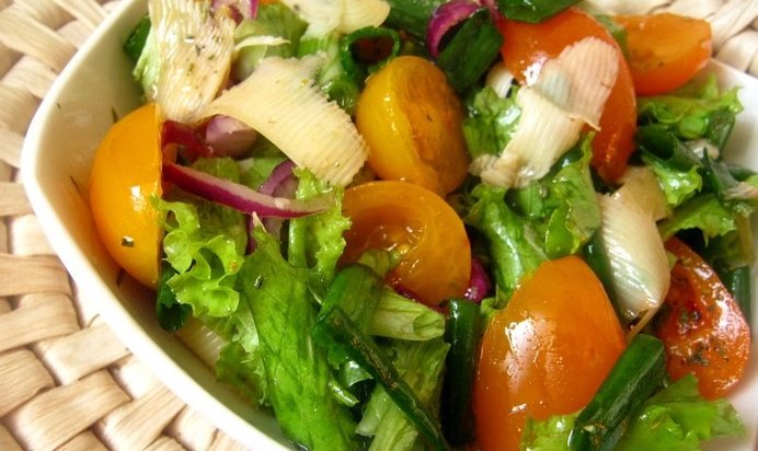 Салат из свежих овощей с сыром