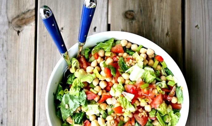 Салат с нутом и свежими овощами