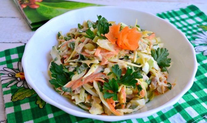 Салат с курицей, капустой, яйцом и корейской морковью