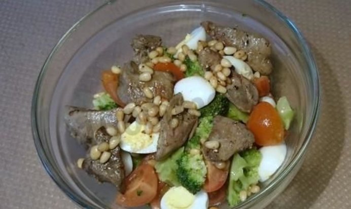 Тёплый салат с брокколи и куриной печенью