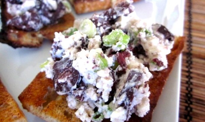 Брускетта с маслинами и фетой
