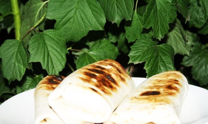 Тортильи с колбасками и капустным салатом на мангале