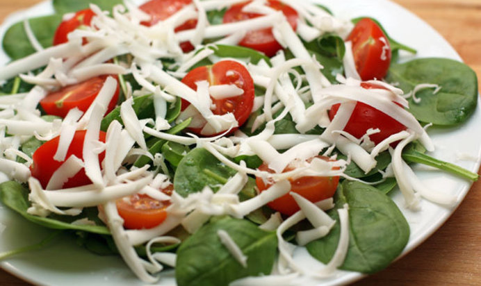 Салат со шпинатом и помидорами черри