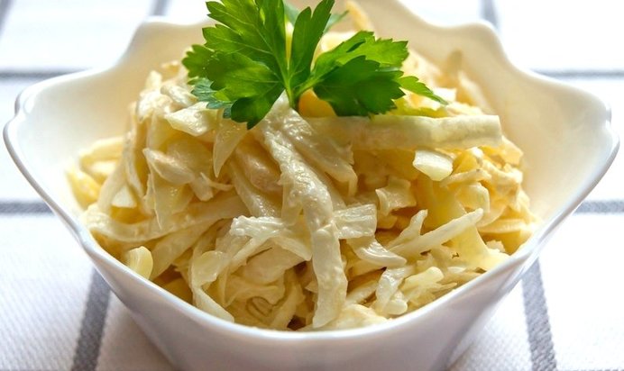 Салат из сельдерея с яблоком и твердым сыром