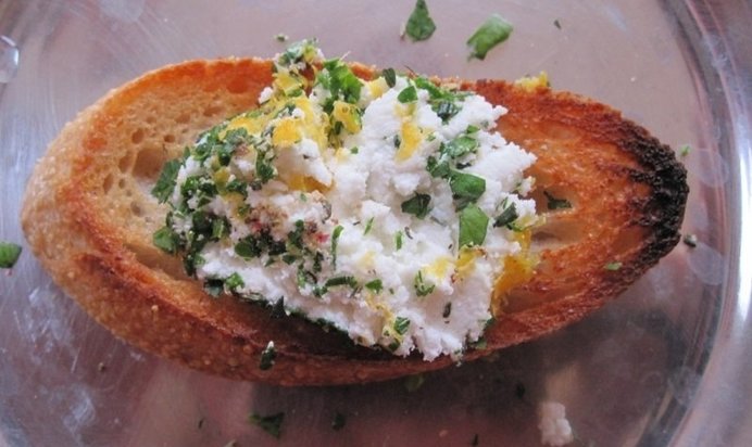 Брускетта с зеленью и козьим сыром