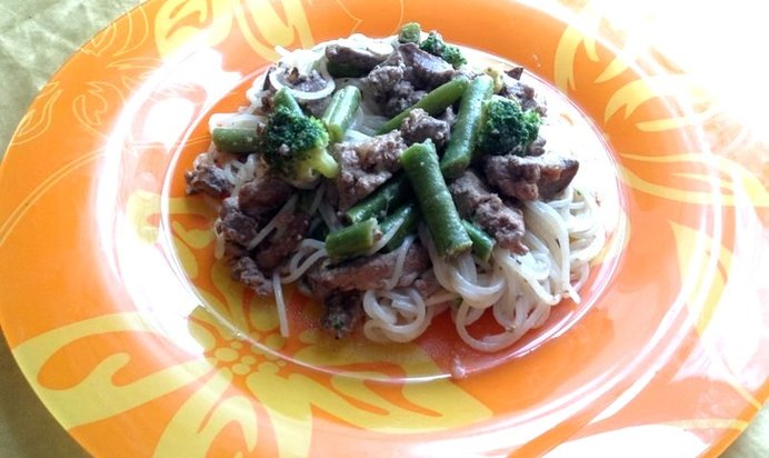 Рисовая лапша с куриной печенью и овощами