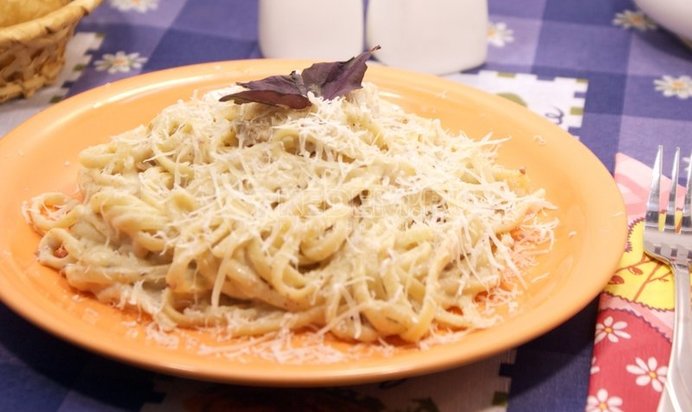 Паста с соусом бешамель и курицей